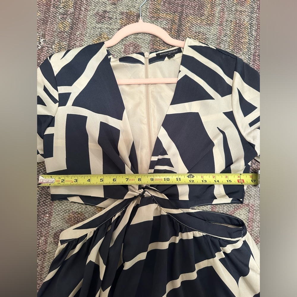 Banana Republic front twist dress. Long sleeves. V- neck. Size 8 - Picture 7 of 8